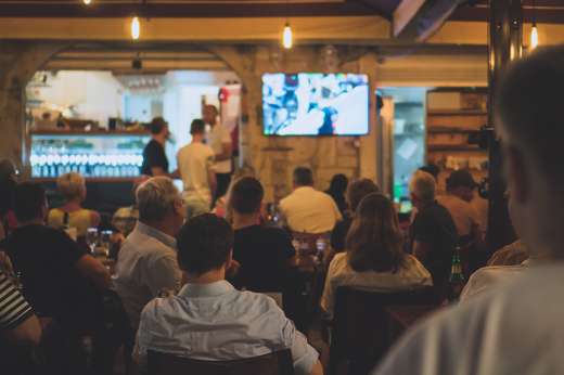 Foto: Gastraum mit Personen