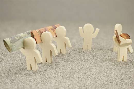 Foto: Kleine Figuren mit Geldscheinen und Münzen